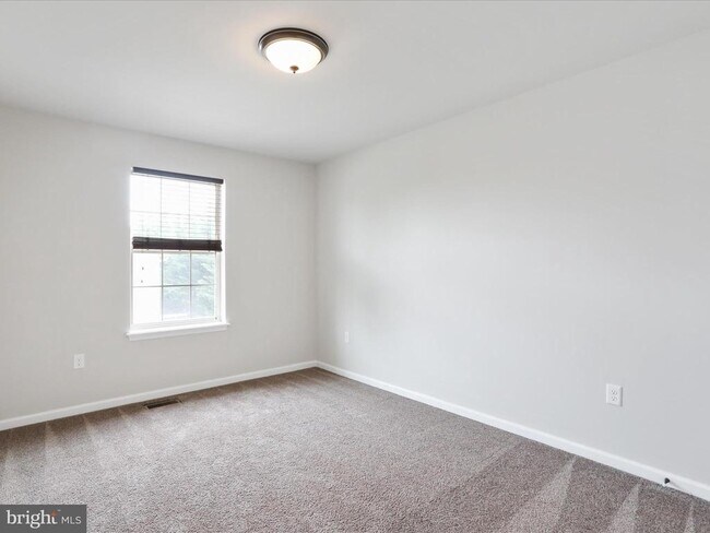 Building Photo - 20 Delano Dr