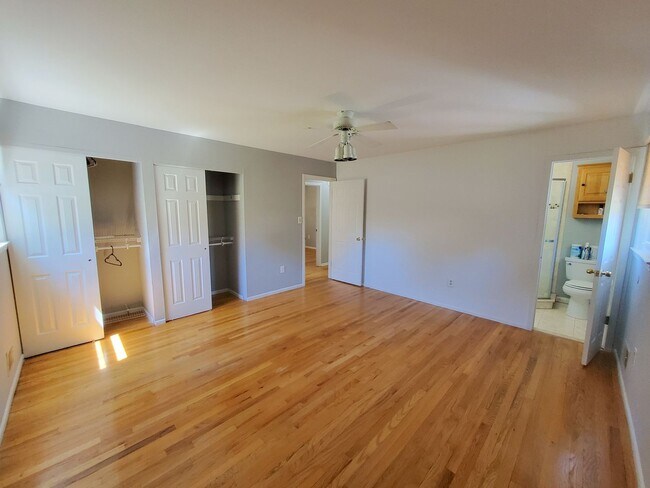 Building Photo - Single family, bi-level home with 4-bedrooms (one bedroom on ground level), 2.5 bathrooms, attach...