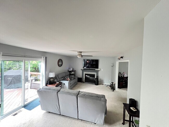 Building Photo - Gorgeous 5 Bed 3.5 Bath Single Family Home...