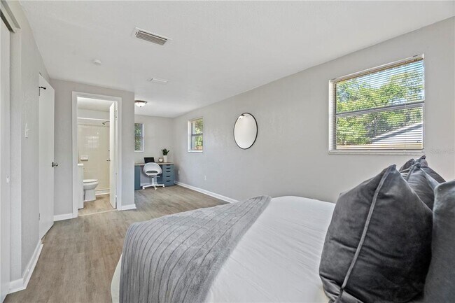 Building Photo - 4220 E Powhatan Ave