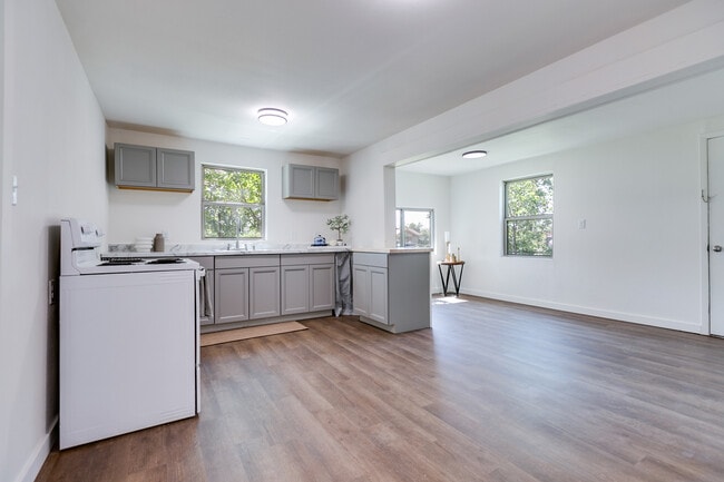 Building Photo - 512 E 18th St