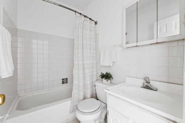 Building Photo - 1804 Simms St