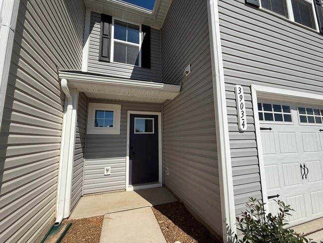 Building Photo - Modern 3-Bedroom Townhouse with Garage & P...