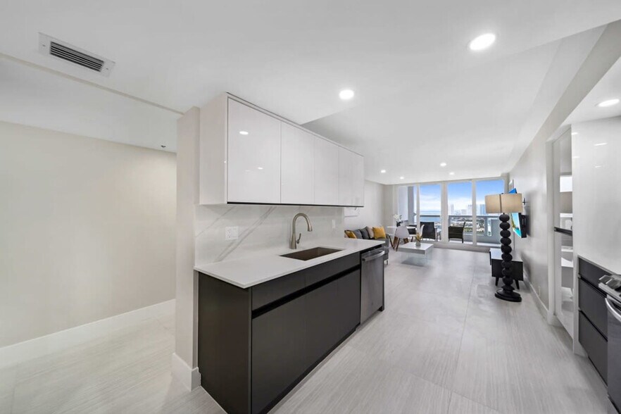 Building Photo - 1717 N Bayshore Dr