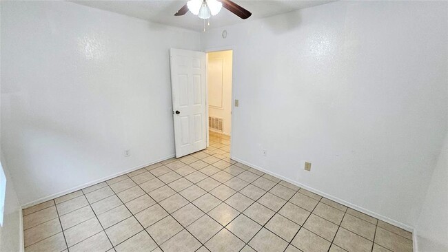 Building Photo - 6108 SE 46th St