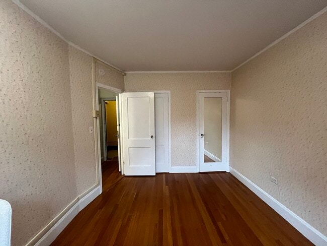 Building Photo - 988 Memorial Dr