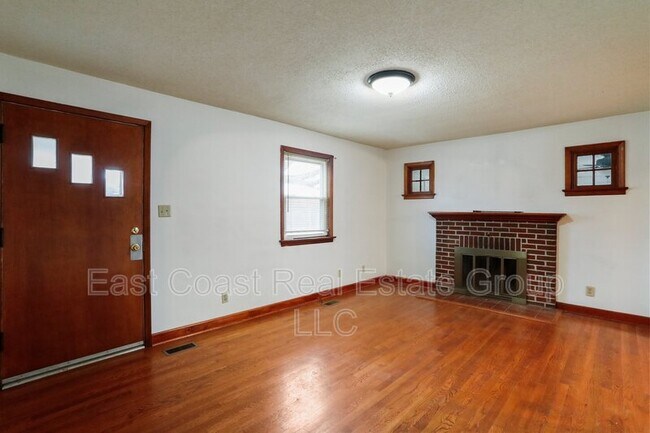 Building Photo - 838 Jenny Wren Dr