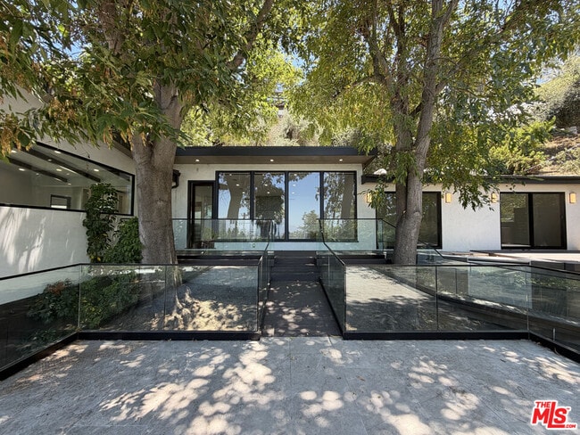 Building Photo - 3565 Multiview Dr
