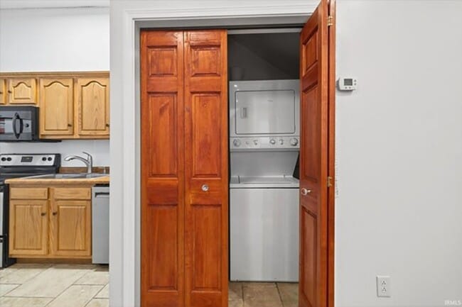 Building Photo - 2 bed, 2 bath Downtown Bloomington