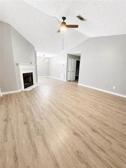 Building Photo - 8011 Trinity Park Dr