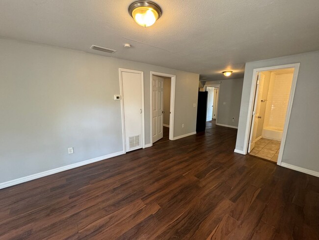 Building Photo - Grand Park 2/1 Cozy Single Family home ava...