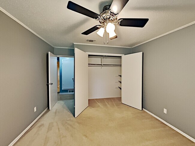 Building Photo - 2725 Forest Grove Dr