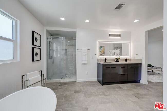 Building Photo - 344 S Camden Dr