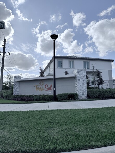 Building Photo - 1427 SE 7th Ter