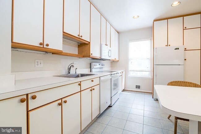 Building Photo - 3500 Hamlet Pl