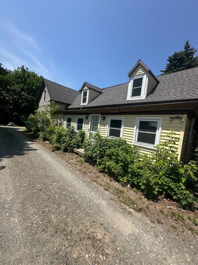 Building Photo - Spacious 4–5 Bedroom Home on French Island – Old Town