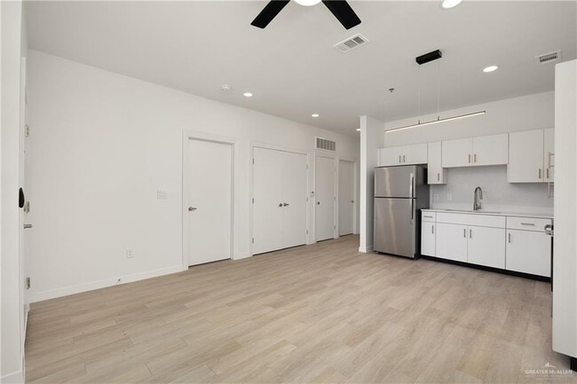 Building Photo - 412 N Ware Rd
