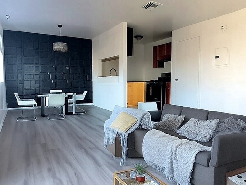 Building Photo - 14746 Delano St