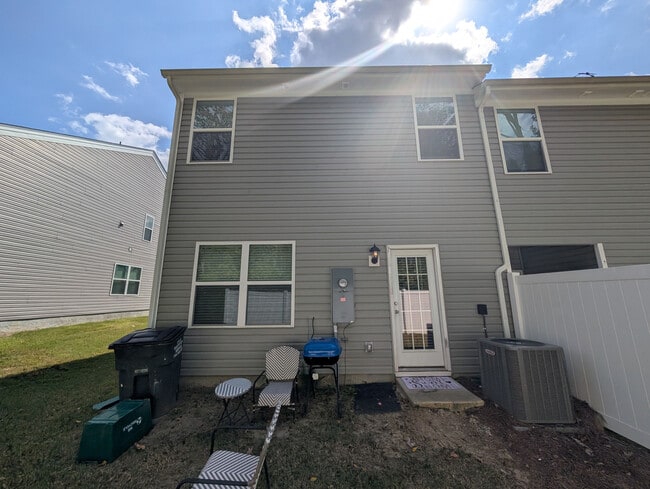 Building Photo - Room in Apartment on North Mills Rd