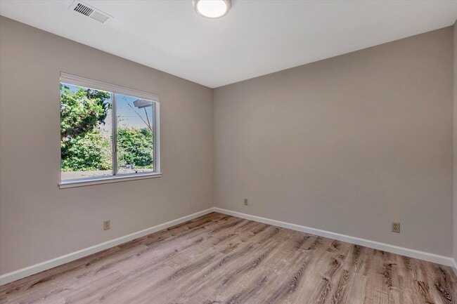 Building Photo - Beautifully Remodeled 4 Bedroom (+ bonus room and closet) 2 Bathroom Mountain View Home!