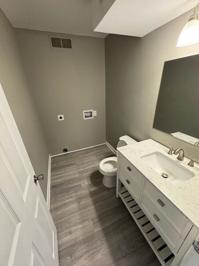 Building Photo - 116 Aqua Ct