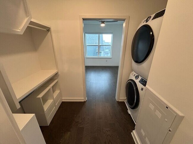 Building Photo - Beautiful 1-Bedroom Townhouse with Modern ...