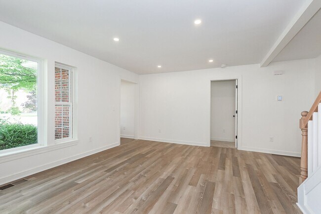 Building Photo - Four bedrooms/2.5 Baths Newly Remodeled Bay Village Home!