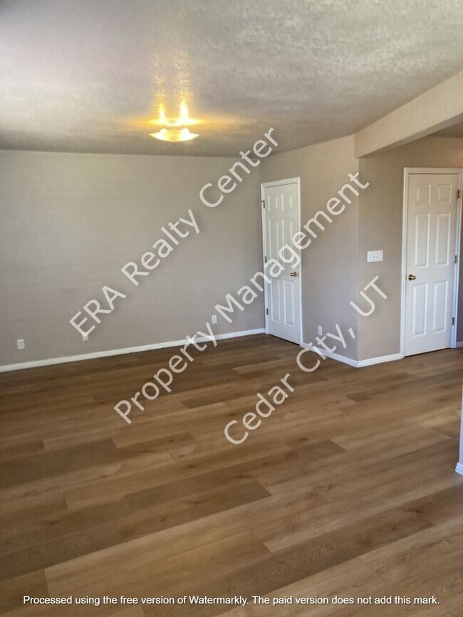 Building Photo - 928 W Greens Lake Dr