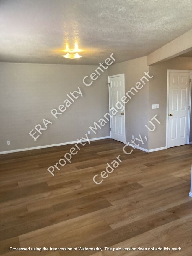 Building Photo - Move-in Discount!  3 bed, 1.5 bathroom - Two Story Twin Home
