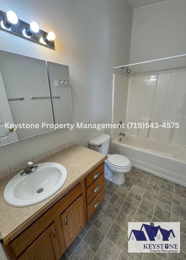 Building Photo - Spacious Pueblo West Duplex 3 Bed/3 Bathro...