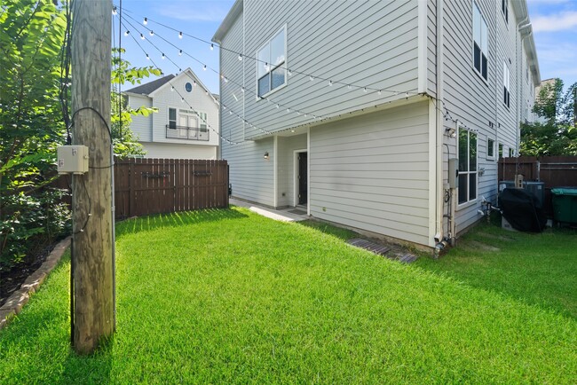 Building Photo - 850 W 20th St