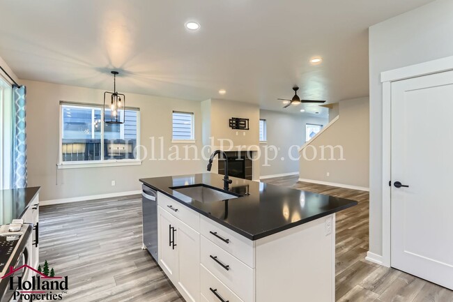Building Photo - Modern Stylish 3-Bed Home in Prime Hillsbo...