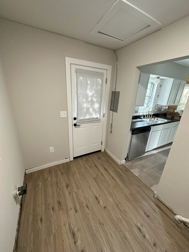 Building Photo - 6253 N Jacksonville Dr