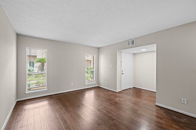 Building Photo - 925 Memorial Village Dr