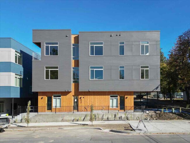 Building Photo - 617 S Adams St
