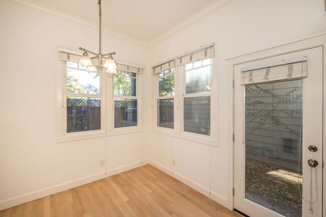 Building Photo - Beautifully Maintained 3 Bed/2.5 Bath Craf...