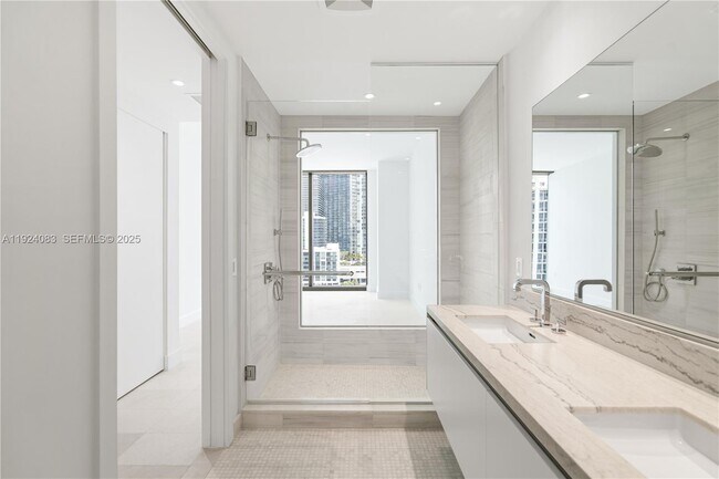 Building Photo - 700 NE 26th Terrace