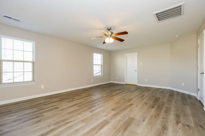 Building Photo - 1543 Oak Dr