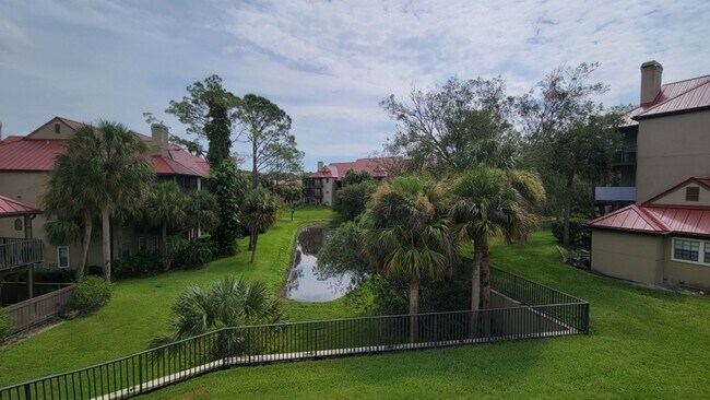 Building Photo - Gated, Updated 2 bedroom, 1 bath Condo in ...