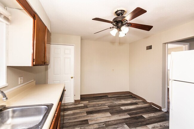 Building Photo - Comfortable 3 Bedroom 1 Bathroom Home