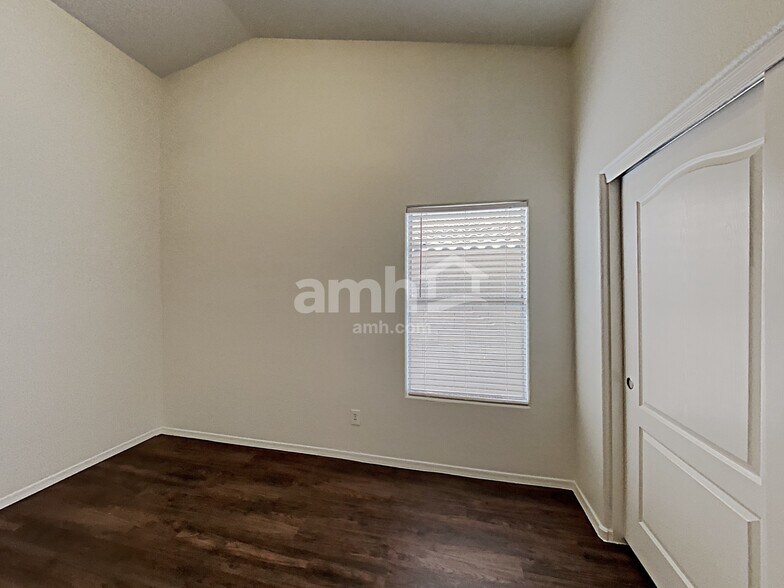 Building Photo - 12723 W Edgemont Ave
