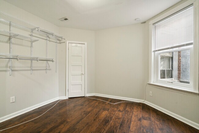 Building Photo - 924 S 58th St