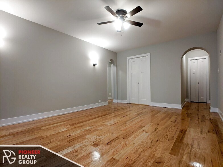 Building Photo - 429 W Roscoe St