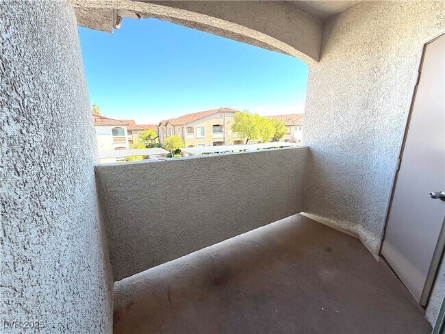 Building Photo - 2305 W Horizon Ridge Pkwy