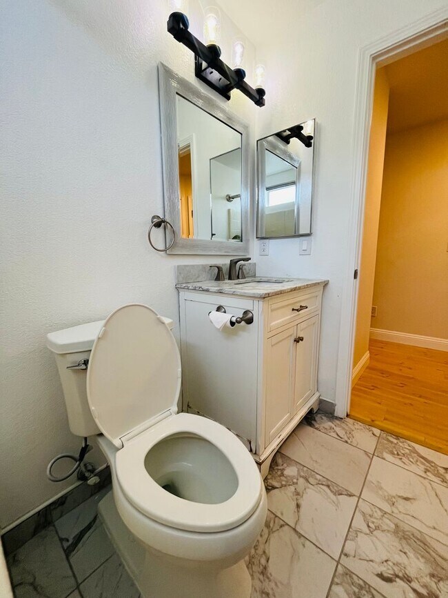 Building Photo - $2450 - 3 Bed/2 Bath Home in a Beautiful Neighborhood