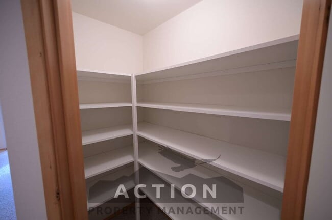 Building Photo - 2 bed 1 bath, top floor apartment in Port Angeles, close to Peninsula College and the Olympic Nat...