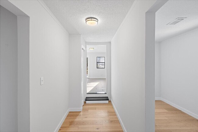 Building Photo - Newly renovated 2bed 2bath for rent!