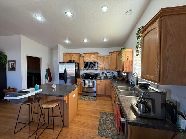 Building Photo - 844 Tori Cir