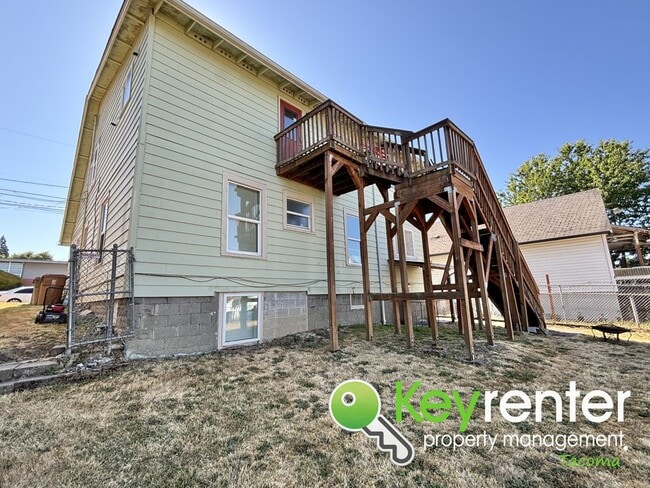 Building Photo - Cozy & Private 2Bed/1Bath Apartment with S...