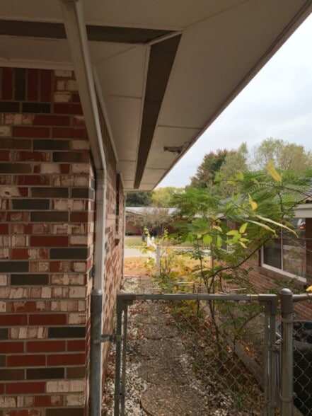 Building Photo - 2026 Brookline Dr